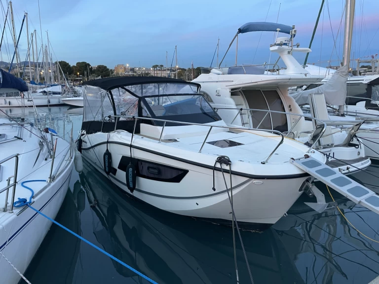 Location bateau Saint-Laurent-du-Var pas cher Activ 875 Sundeck