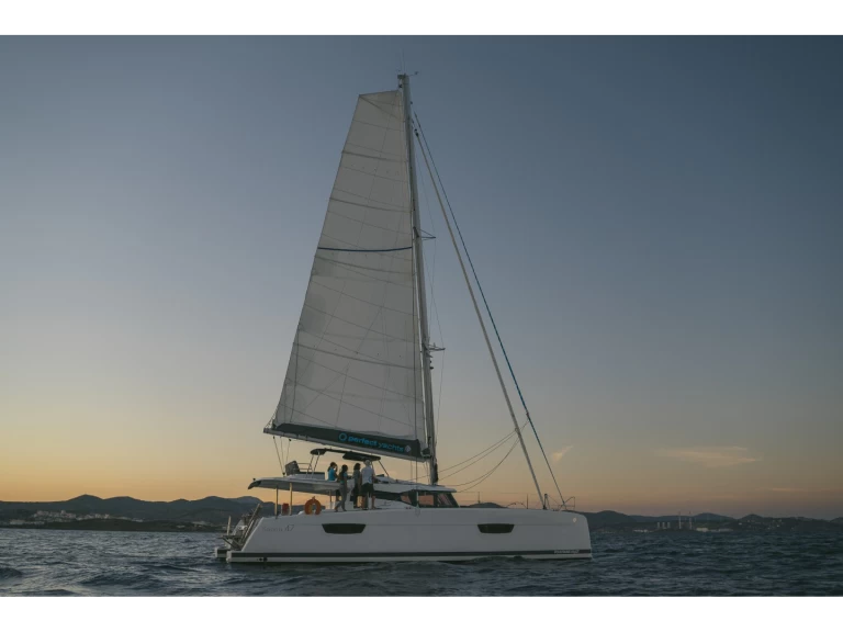 Location bateau Fountaine Pajot Fountaine Pajot 47 SAONA LUX (GEN,AC,WATERMAKER) à Lávrio sur Samboat