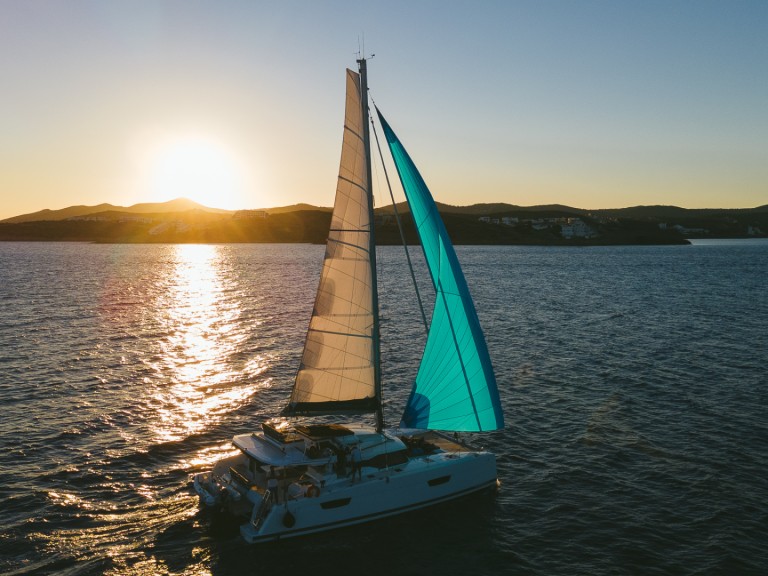 Location bateau Lávrio pas cher Fountaine Pajot 47 SAONA LUX (GEN,AC,WATERMAKER)