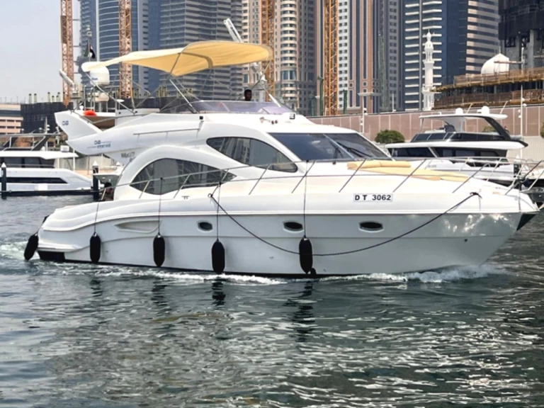 Bateau à moteur à louer à Dubai Marina au meilleur prix