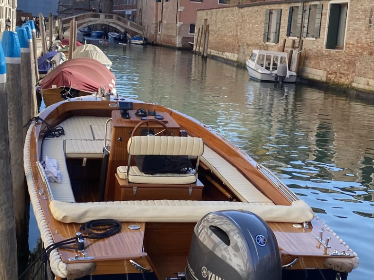 Louer Bateau à moteur avec ou sans skipper Montisola Archetti à Venise