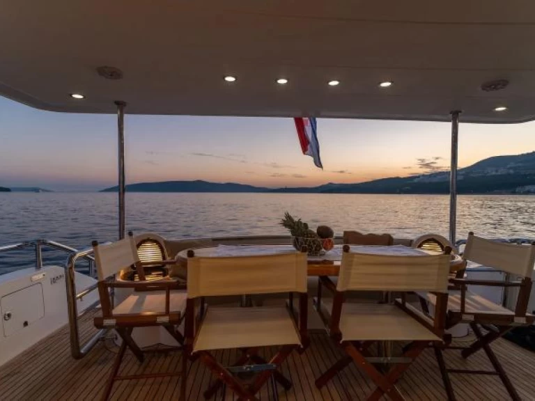 Location Yacht Custom avec permis