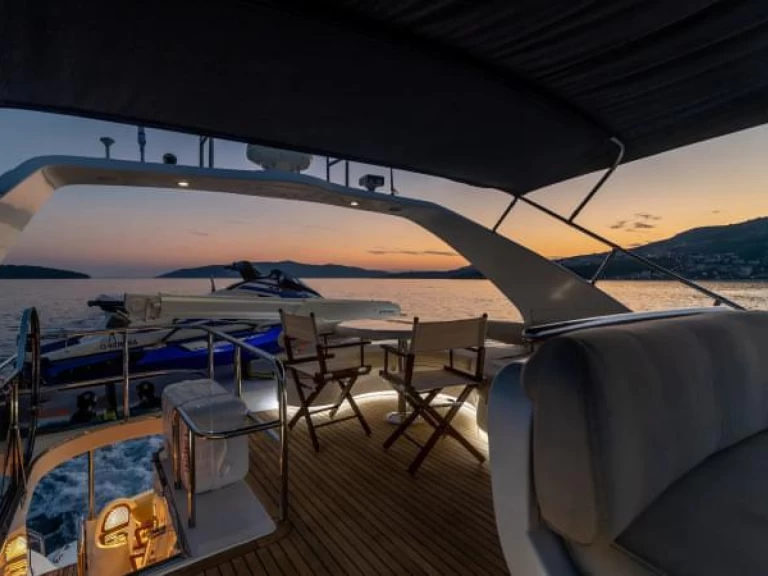 Custom Yaretti 2210  a louer à Cannigione