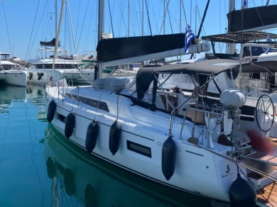 Rent a Bénéteau Oceanis 40.1 Álimos
