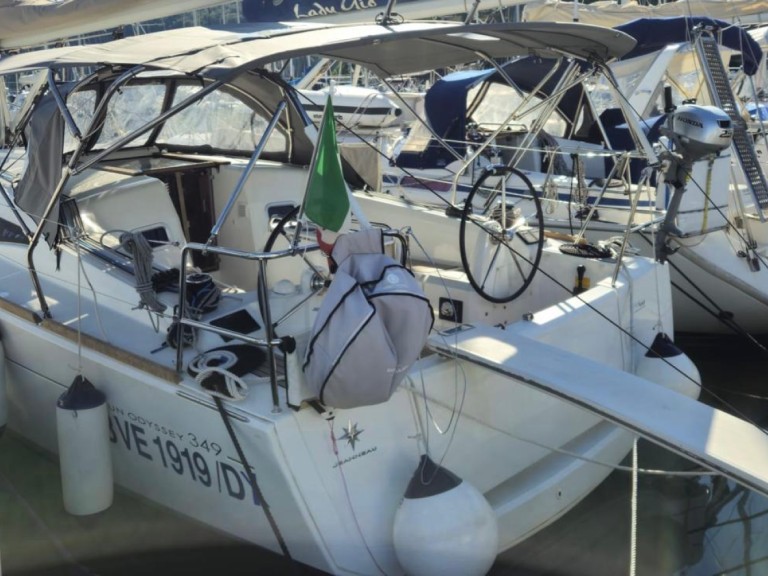 Louer Voilier avec ou sans skipper Jeanneau à Salivoli