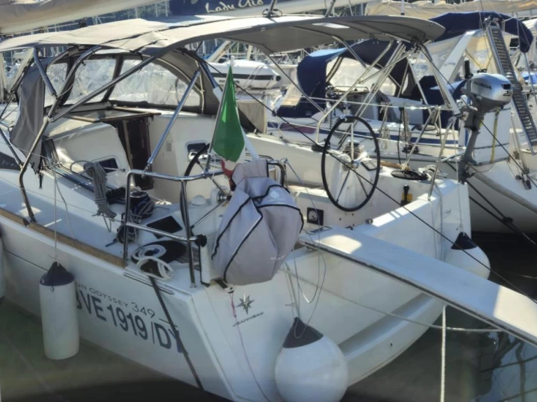 Louer Voilier avec ou sans skipper Jeanneau à Salivoli