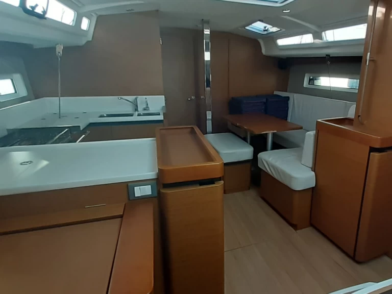 Location bateau Jeanneau Sun Odyssey 440 à Olbia sur Samboat