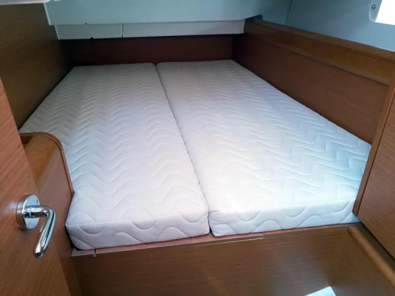 Location bateau Jeanneau Sun Odyssey 449 à Agropoli sur Samboat