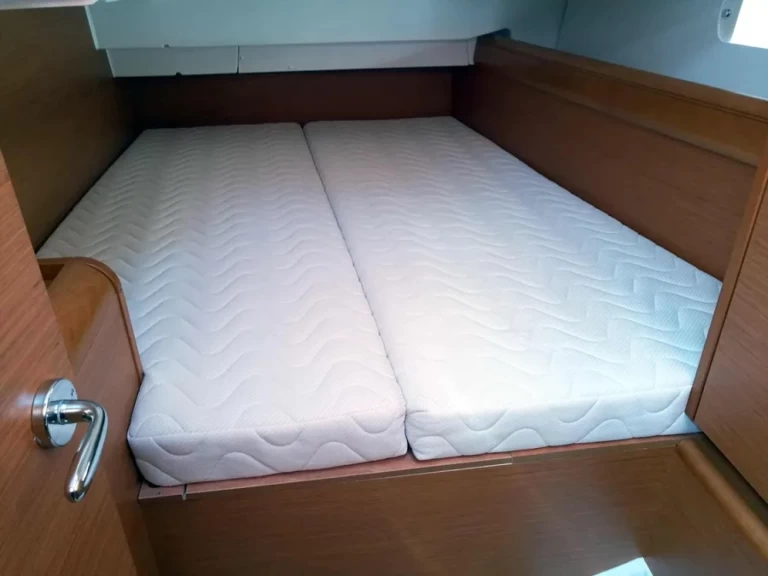 Location bateau Jeanneau Sun Odyssey 449 à Agropoli sur Samboat