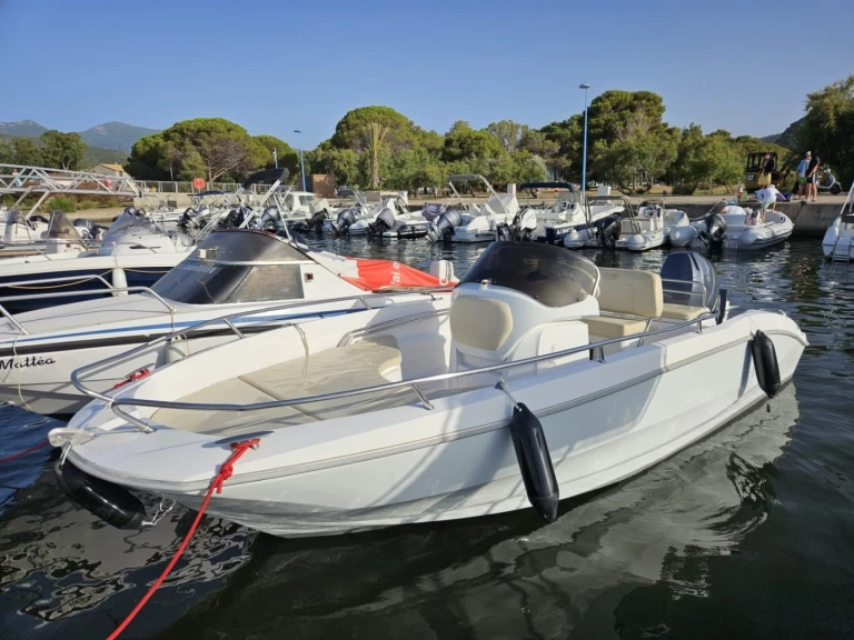 Bateau à moteur à louer à Saint-Florent au meilleur prix