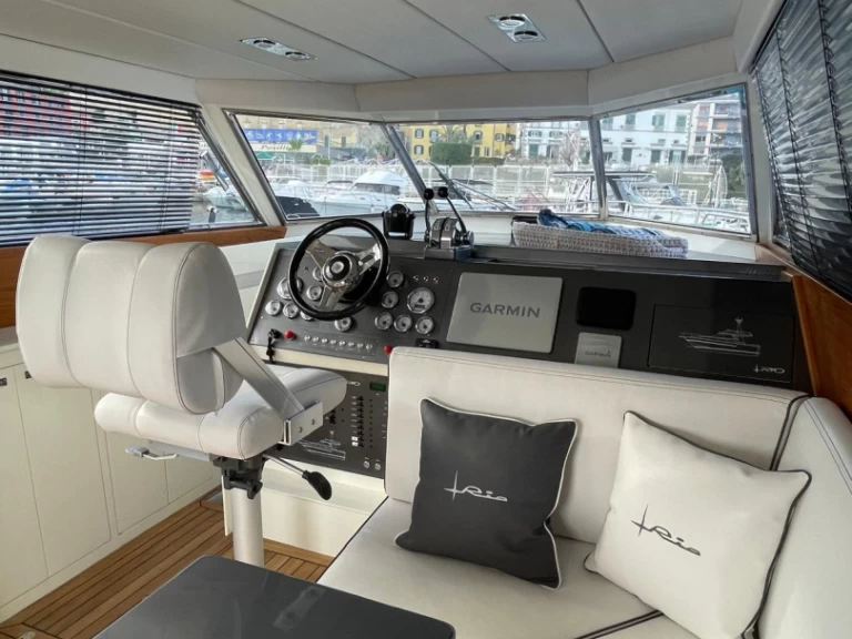 Louer Bateau à moteur avec ou sans skipper Rio à Porto di Mergellina