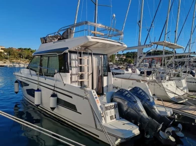 Motorboat rental with or without captain Jeanneau Drage