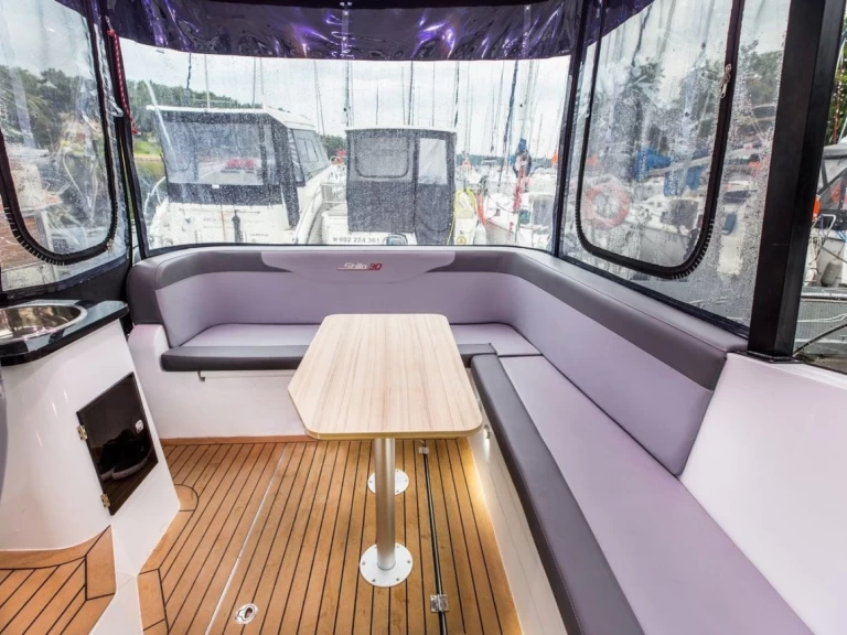 Bateau à moteur à louer à Ogonki au meilleur prix