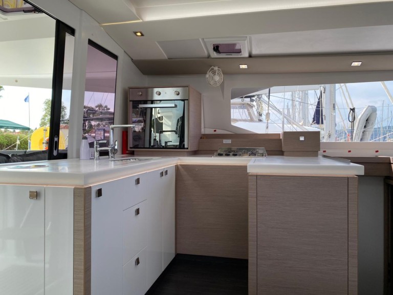Location bateau Fountaine Pajot Astrea 42 à Níkiti sur Samboat