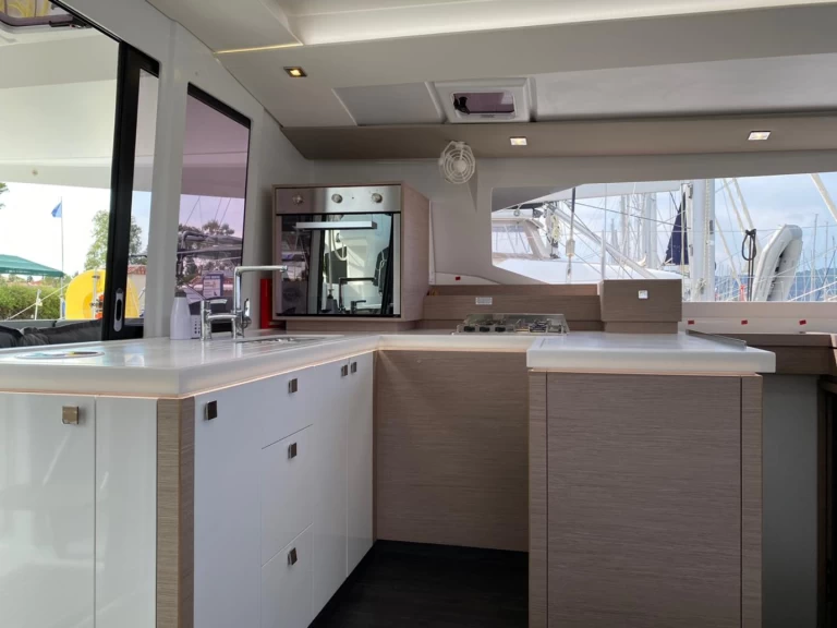 Location bateau Fountaine Pajot Astrea 42 à Níkiti sur Samboat