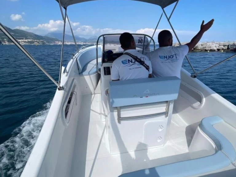 Bateau à moteur à louer à Cetara au meilleur prix