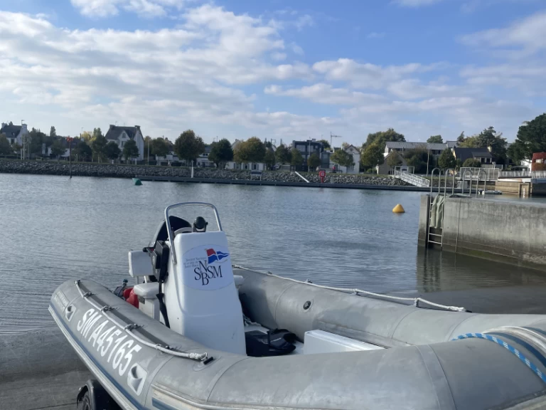 Location bateau Explorer 5.25 à Vannes sur Samboat
