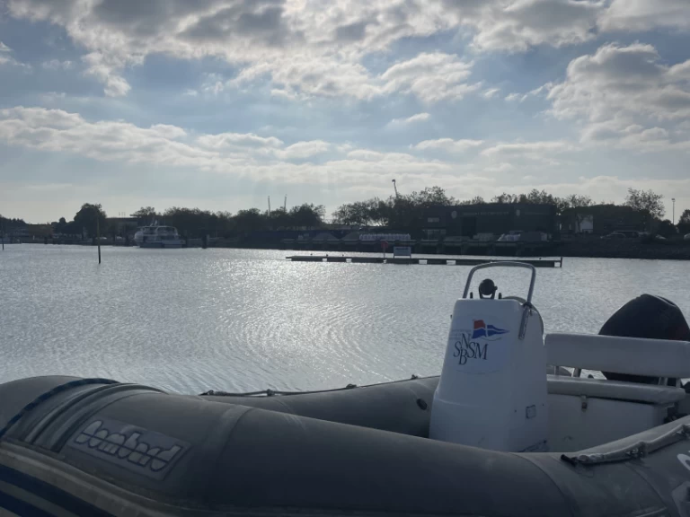 Louer Semi-rigide avec ou sans skipper Explorer à Vannes