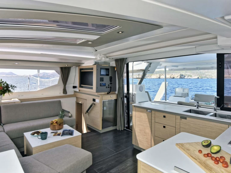 Location à Le Pirée - Fountaine Pajot HELIDONI sur SamBoat