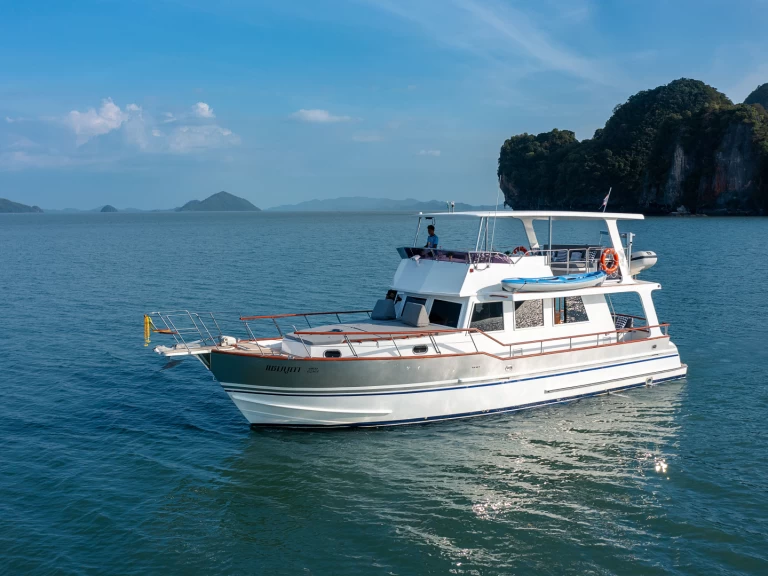 Location Bateau à moteur Grand Banks avec permis