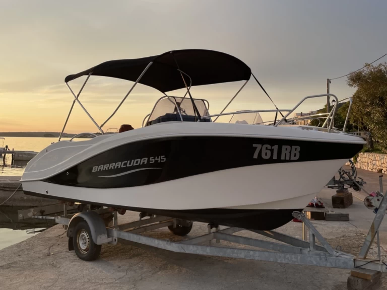 Louer Bateau à moteur avec ou sans skipper Barracuda à Rab