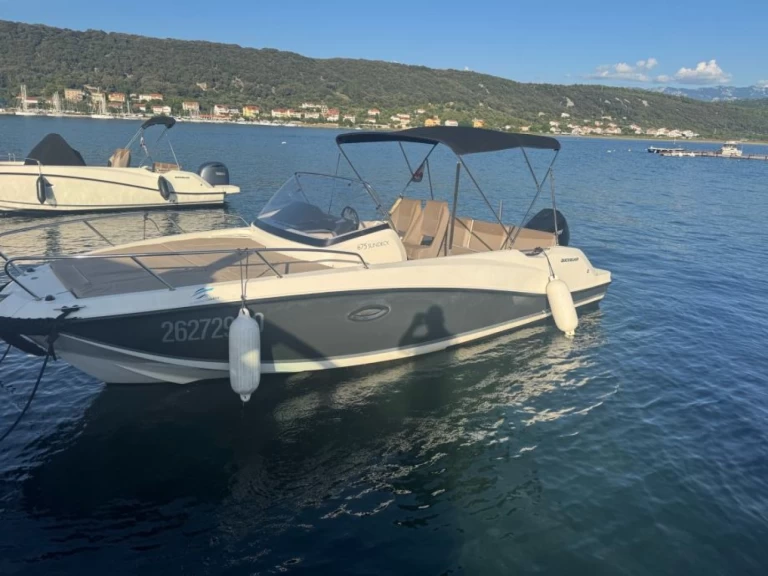 Quicksilver Activ 675 Sundeck a louer à Rab