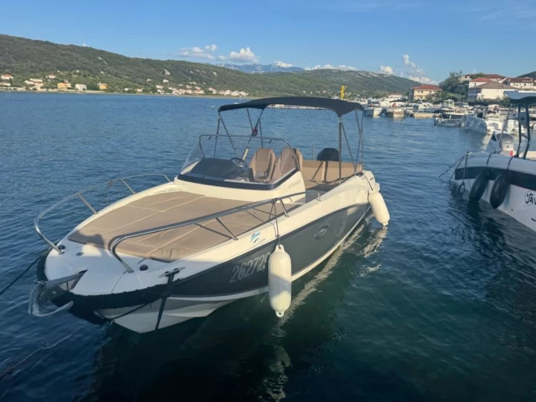 Quicksilver Activ 675 Sundeck a louer à Rab
