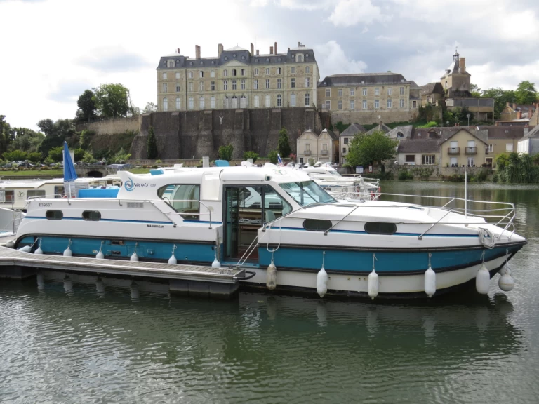 Location bateau Nicols Yacht Confort Groupe 8-10 p. à Sablé-sur-Sarthe sur Samboat