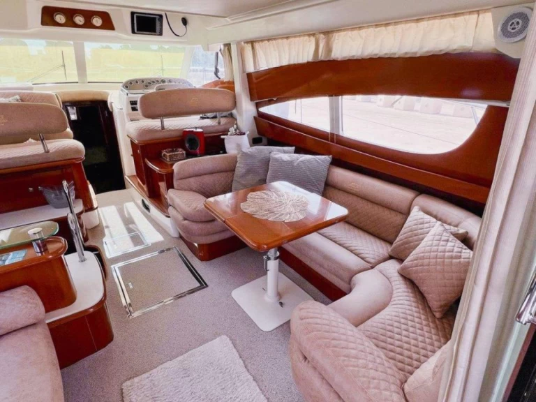 Bateau à moteur à louer à Bol au meilleur prix