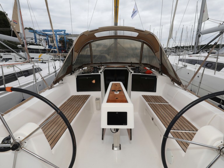 Location bateau Sibenik pas cher Dufour 350 Grand Large