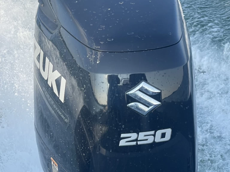 Louer Semi-rigide avec ou sans skipper Valiant à Baden