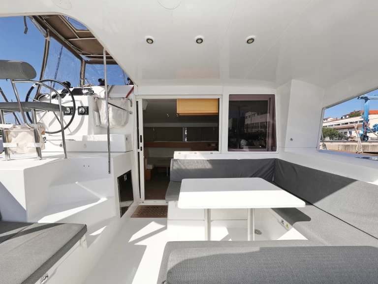 Location bateau Sibenik pas cher Lagoon 400 S2