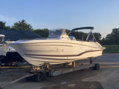 Yacht charter Arzon - Jeanneau Cap Camarat 7.5 CC on SamBoat