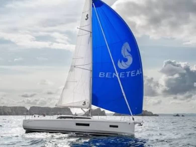Hire a Bénéteau Oceanis 37.1 Arzon