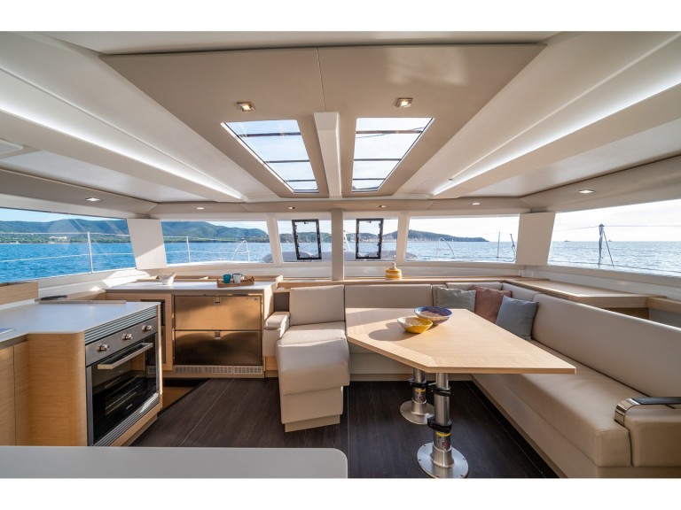 Location bateau Fountaine Pajot Tanna 47 à Cannigione sur Samboat