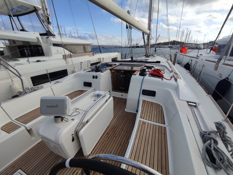 Location bateau Lávrio pas cher Sun Odyssey 519