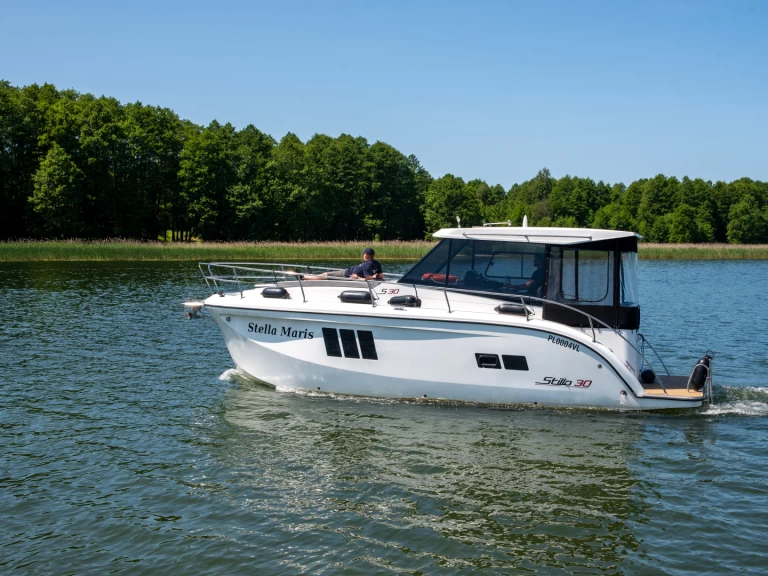 Bateau à moteur à louer à Ogonki au meilleur prix