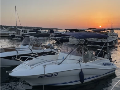 Uthyrning Motorbåt  Quicksilver med en båtlicens 