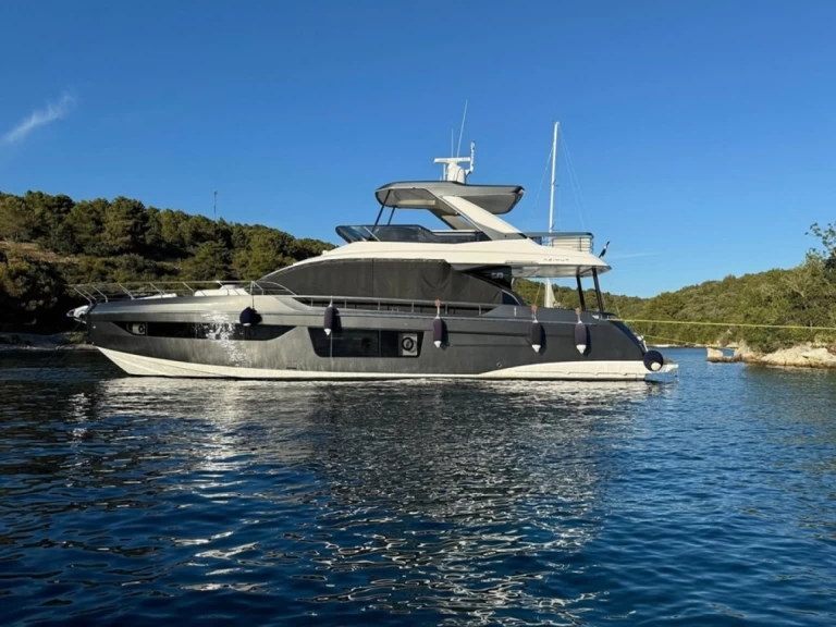 Louez un Azimut Azimut 68 à Podstrana