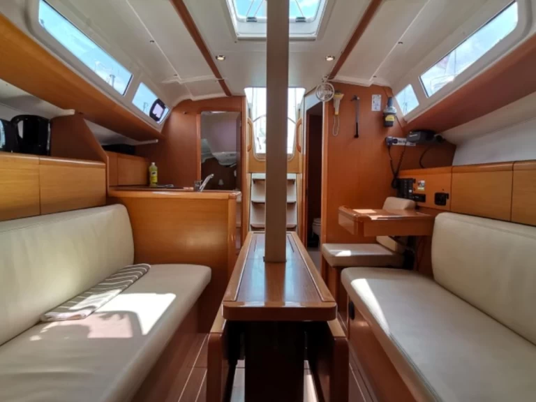 Location bateau Port de Trébeurden pas cher Sun Odyssey 33i