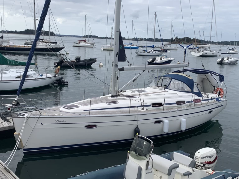 Louez un Bavaria Bavaria 39 Cruiser à Locmiquélic