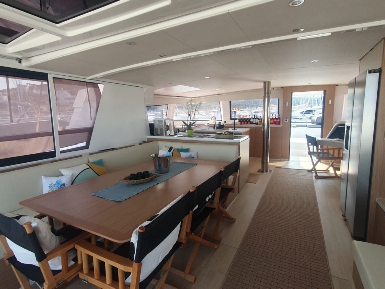 Catamaran à louer à Lávrio au meilleur prix