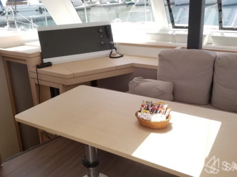 Fountaine Pajot Lucia 40 a louer à Roses