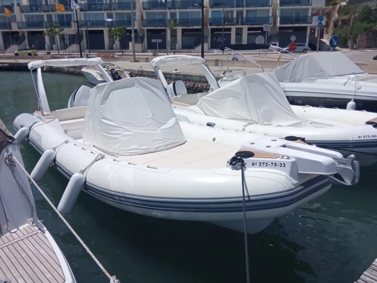 Louer Semi-rigide avec ou sans skipper Capelli à Port Mahon