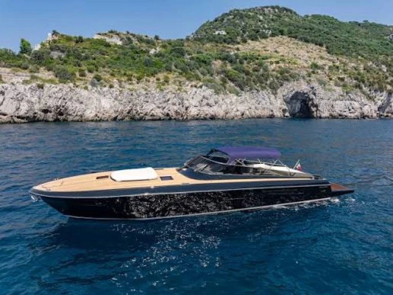 Bateau à moteur à louer à Toúrlos au meilleur prix