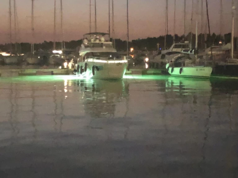 Louer Bateau à moteur avec ou sans skipper Bavaria à Sibenik