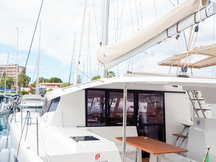 Location bateau Fountaine Pajot Astrea 42 à Furnari sur Samboat