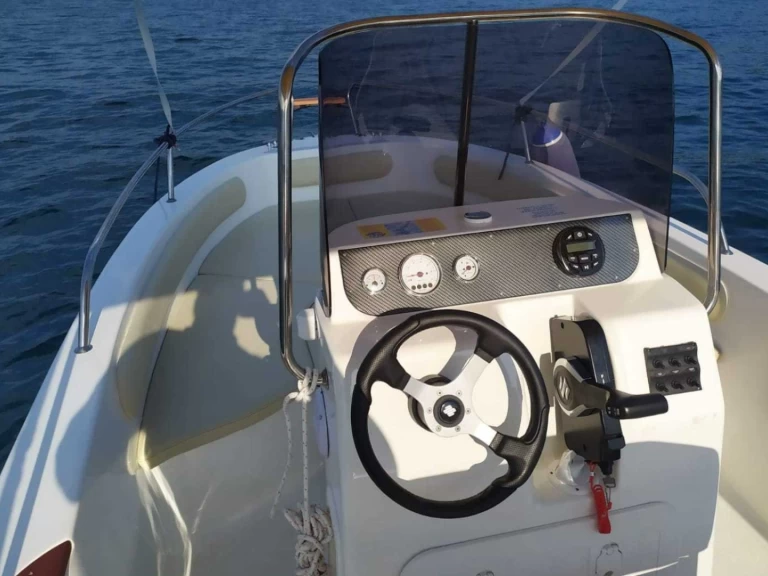 Location Bateau à moteur Mingolla avec permis