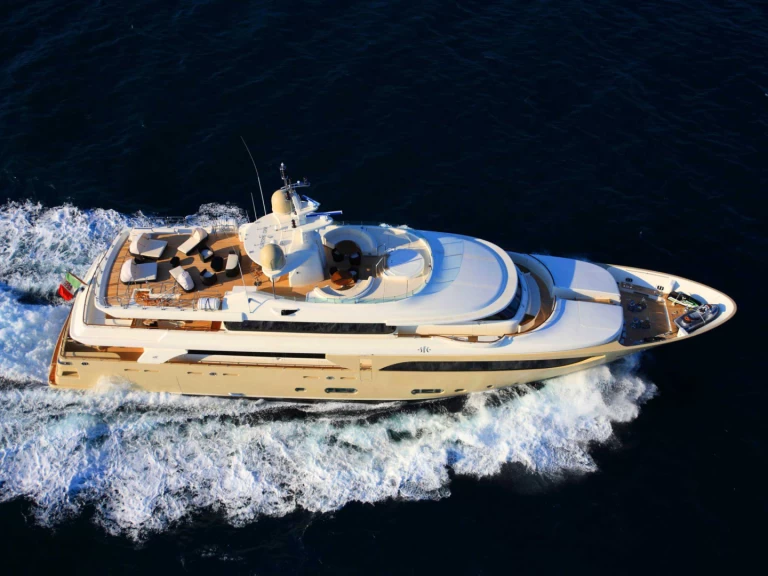 Louez un Crn 150 à Dubai Marina