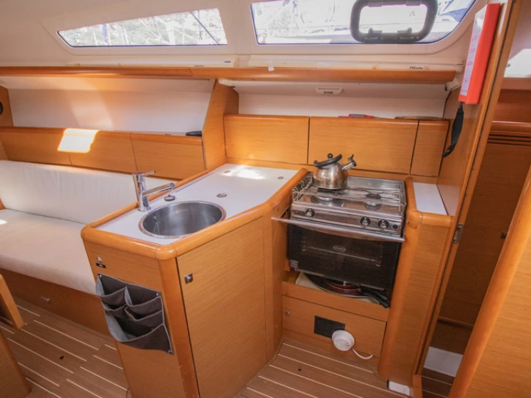 Location bateau Jeanneau Sun Odyssey 33i à Agía Effimía sur Samboat